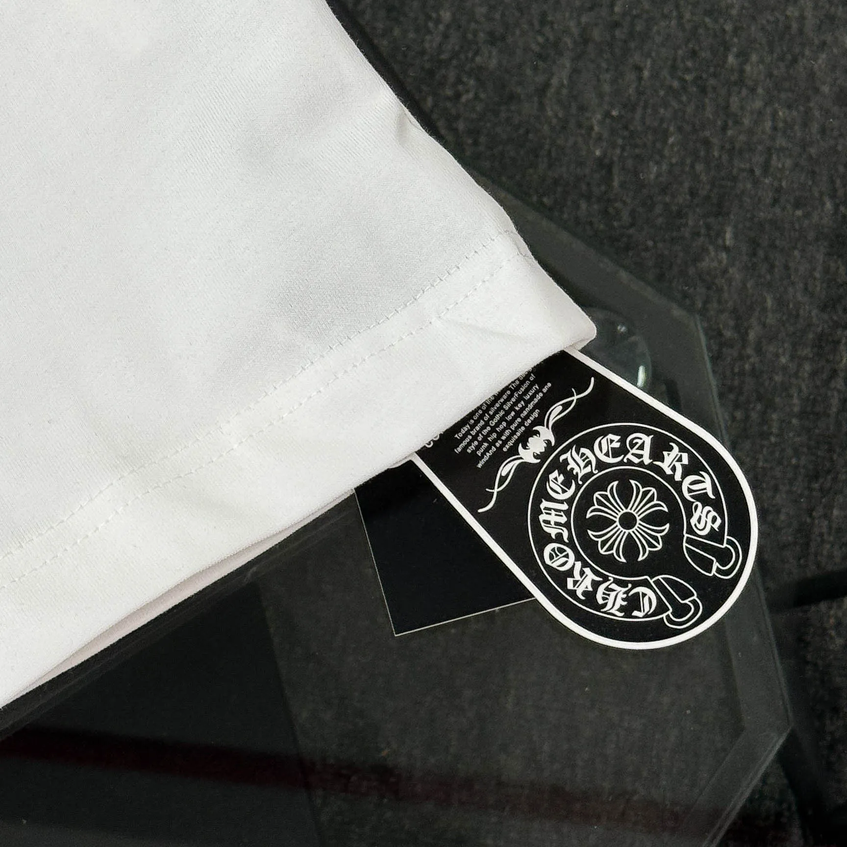 P170 Chrome Hearts Chrome Hearts 25 high version. The fabric is made of 300 grams of high-density pure cotton. It does not deform or shrink. It has three labels. It is the same style for men and women. Technology: suede foam printing. Color: white, black. SIZE: S-XL.
